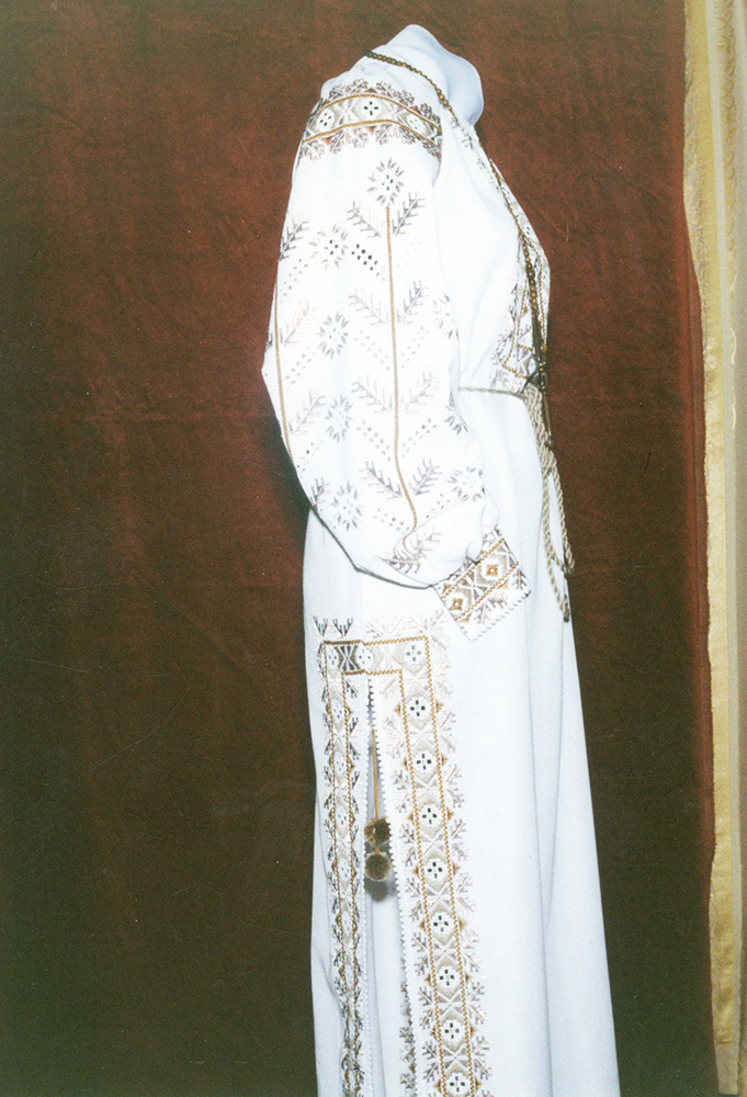 Додільна жіноча сорочка «Слов’янка». 2002. Полотно, виколювання, вирізування